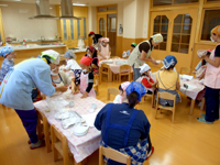 みんなでこねる