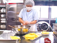 赤いご飯を握って