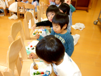 おにぎりをパクリ